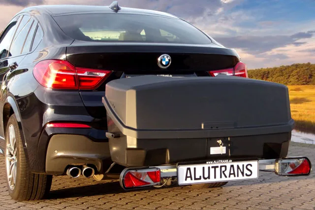 Alutrans Backbox Heckträger an einem BMW X4 mit Anhängerkupplung