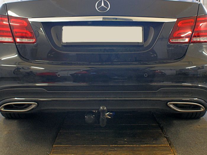 Anhängerkupplung für Mercedes E-Klasse Limousine W 212, spez. m. AMG Sport o. Styling Paket, nicht Erdgas 2011- - V-abnehmbar