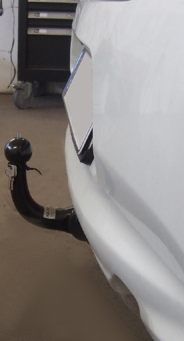 Anhängerkupplung für Nissan-Micra K13, mit Nebelschlussleuchte in d. Schürze, nur für Heckträgerbetrieb, Montage nur bei uns im Haus, Baujahr 2013- Ausf.: abnehmbar